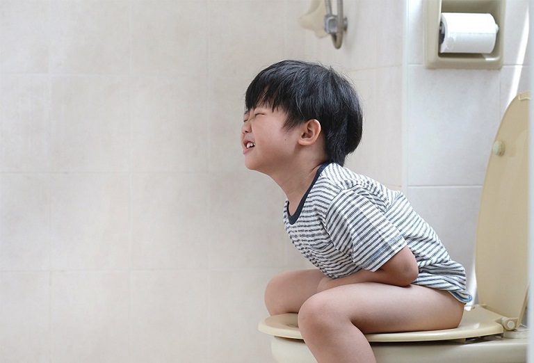 Bé hay bị tiêu chảy ngày hè, cha mẹ chăm sóc thế nào để nhanh khỏi?